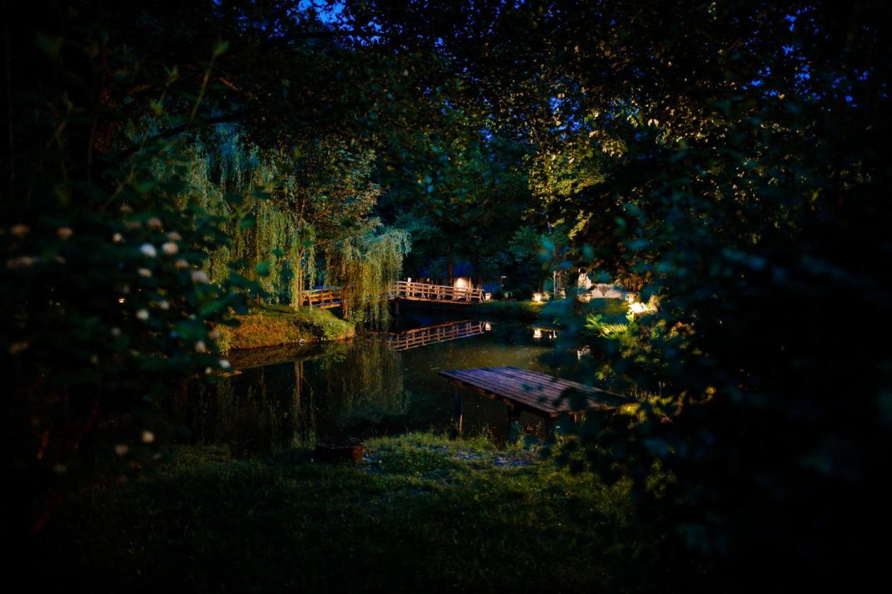 Fratii Jderi - Utopia Verde Brezoi Buitenkant foto