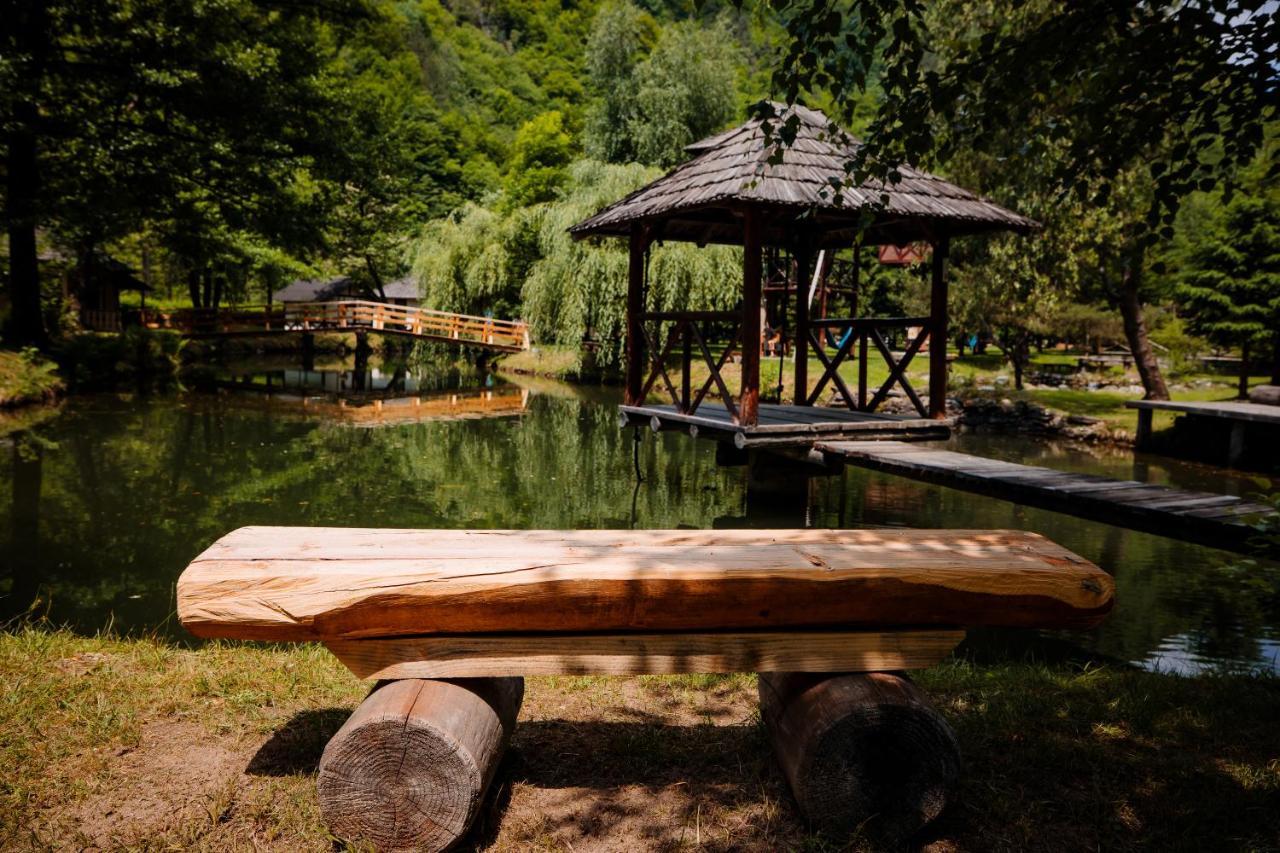 Fratii Jderi - Utopia Verde Brezoi Buitenkant foto