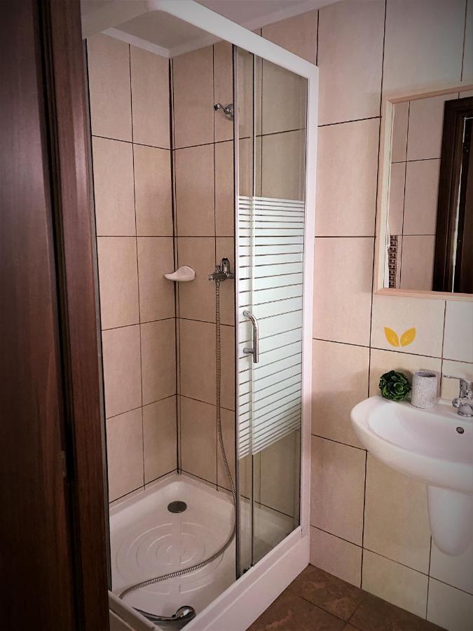 Fratii Jderi - Utopia Verde Brezoi Buitenkant foto